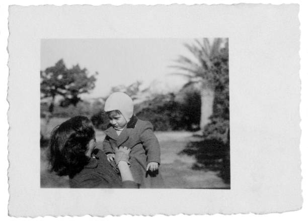 1949 年に彼女の赤ん坊を持つ若い母親 - 1940s style ストックフォトと画像