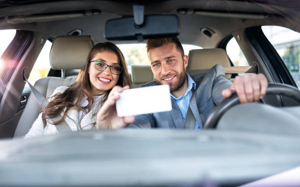 tomando uma selfie durante a condução - car driving men reversing - fotografias e filmes do acervo