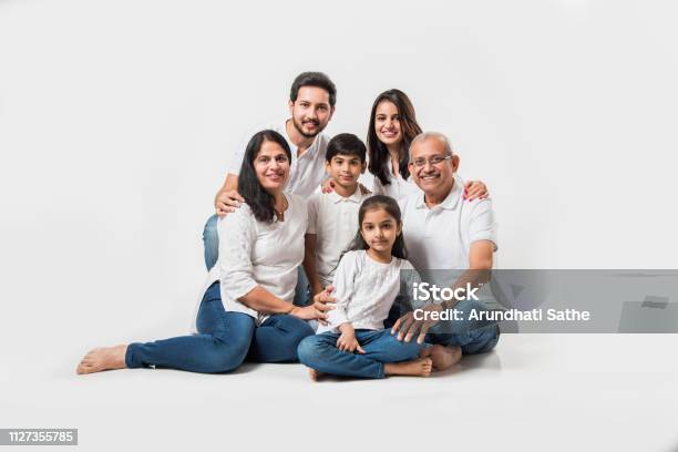 Foto de Família De Índio Isolado Sobre Fundo Branco e mais fotos de stock de Família - Família, Índia, Avós e Avôs