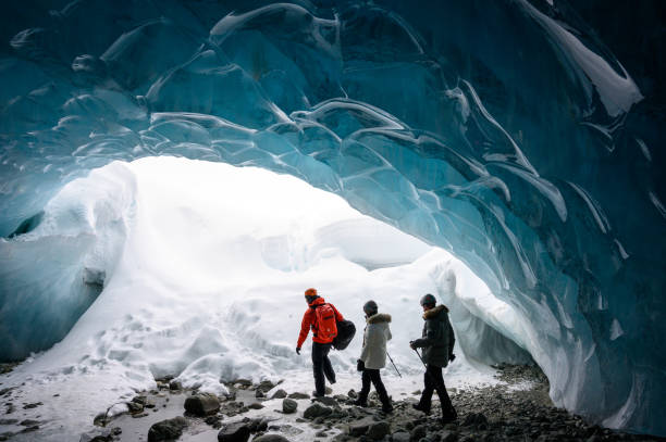 visita guidata in una maestosa grotta di ghiaccio - winter destination foto e immagini stock