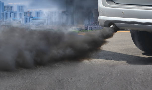 crise de la pollution aérienne dans la ville de diesel d’échappement véhicule sur route - 55% photos et images de collection