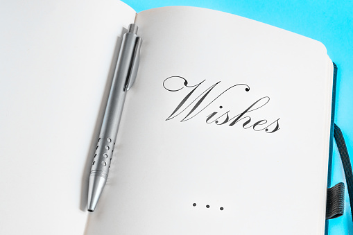 Un cuaderno abierto con un elegante bolígrafo para tomar notas y escribir pensamientos sobre un fondo azul photo