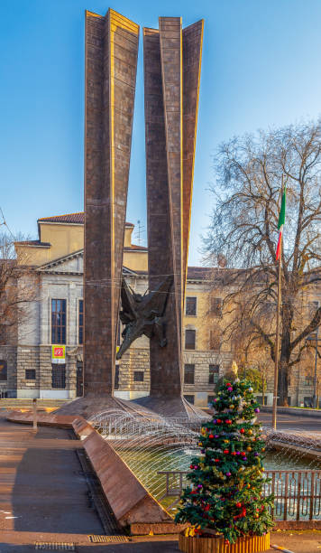 monumento dei caduti, milán, italia - architecture bergamo blue building exterior fotografías e imágenes de stock
