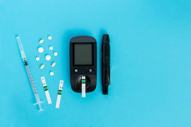 glucómetro, medicamento, jeringa mentira sobre un fondo azul - diabetes blood sugar test insulin healthy eating fotografías e imágenes de stock