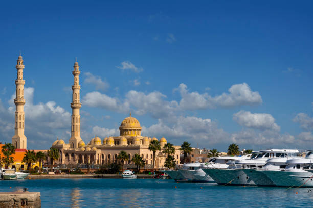 mosque and harbor in hurghada, egypt - hurghada imagens e fotografias de stock