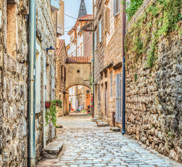 strada della città vecchia di perast nella baia di kotor, montenegro. la parte vecchia della città è patrimonio mondiale dell'unesco e una famosa attrazione turistica. - budva foto e immagini stock