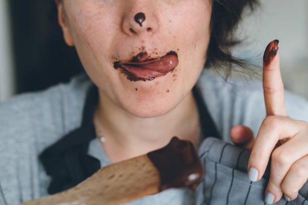женщина ест шоколад - beauty in nature women beautiful human teeth стоковые фото и изображения