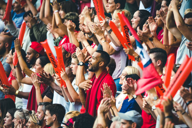 tłum doping dla swojej drużyny i klaskanie - sport crowd fan stadium zdjęcia i obrazy z banku zdjęć