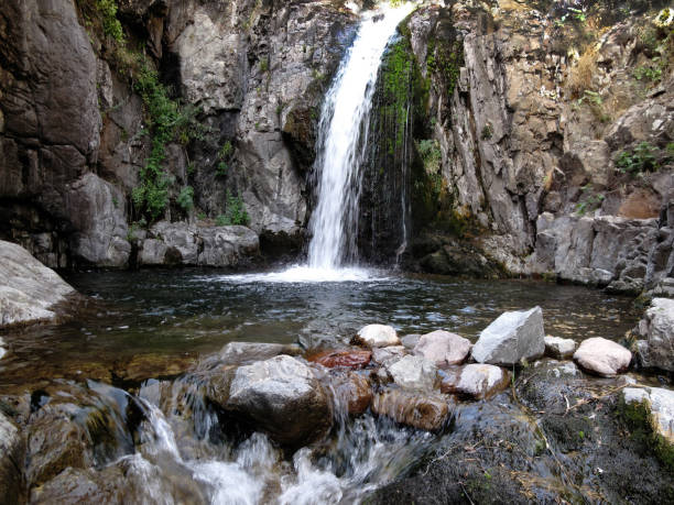 mountain falls Water falls down and can be seen close to the flow of water on the rocks скала stock pictures, royalty-free photos & images