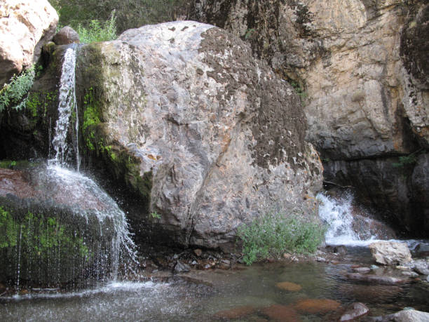 two small waterfall two water flow falls between the big stone скала stock pictures, royalty-free photos & images