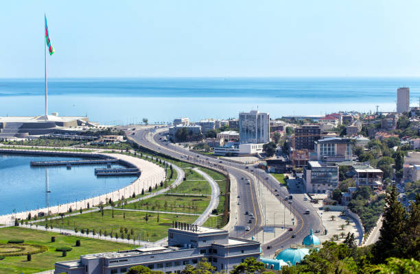 vue panoramique de bakou. petroleum avenue (neftchilar) et le plus grand drapeau du monde. république d'azerbaïdjan - birdview photos et images de collection