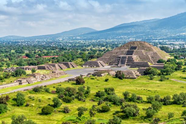 pyramiden von teotihuacán außerhalb mexiko-stadt - teotihuacan stock-fotos und bilder