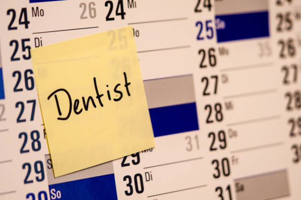 カレンダーにメモに歯医者の予約 - today appointment personal organizer medicine ストックフォトと画像