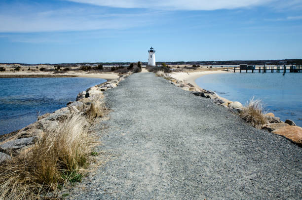 マサチューセッツ州 - 広い画角でのマーサのブドウ園のエドガータウン灯台。 - nobody rock coastline sea ストックフォトと画像