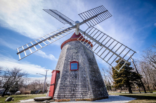 eastham windmill è stato costruito nel 1680 e oggi, questo storico mulino vecchio stile si trova in un cape cod park nel massachusetts - brewster foto e immagini stock