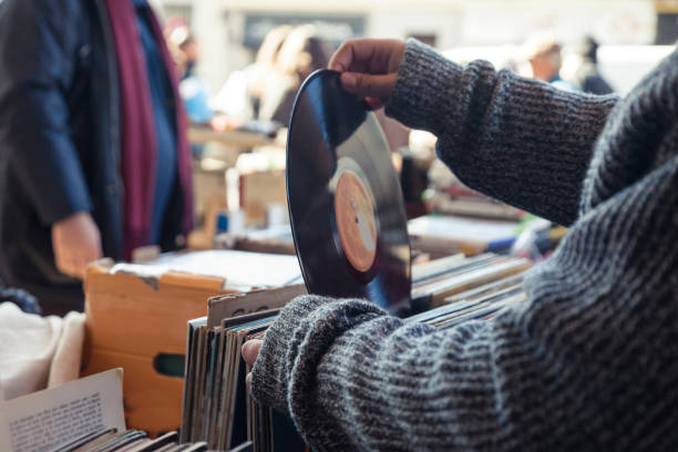 mercado de pulgas de discos de vinilo antiguos - flea market fotografías e imágenes de stock