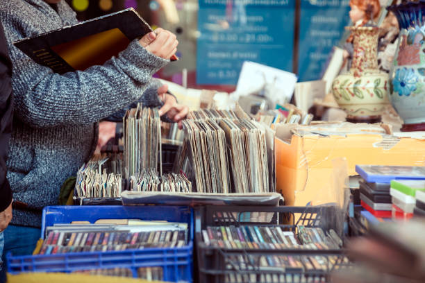 alte vinyl-scheiben-flohmarkt - straßenmarkt stock-fotos und bilder