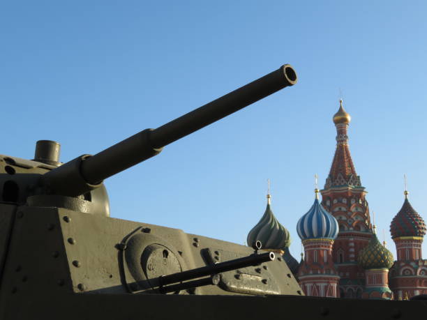 ejército ruso, arma del tanque contra la catedral de san basilio en la plaza roja en moscú durante desfile militar - gun turret fotografías e imágenes de stock