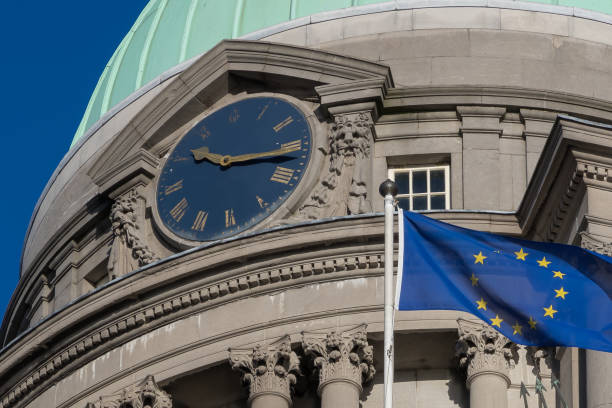 bandeira da união europeia voando fora de um edifício neoclássico com cúpula - customs and excise - fotografias e filmes do acervo