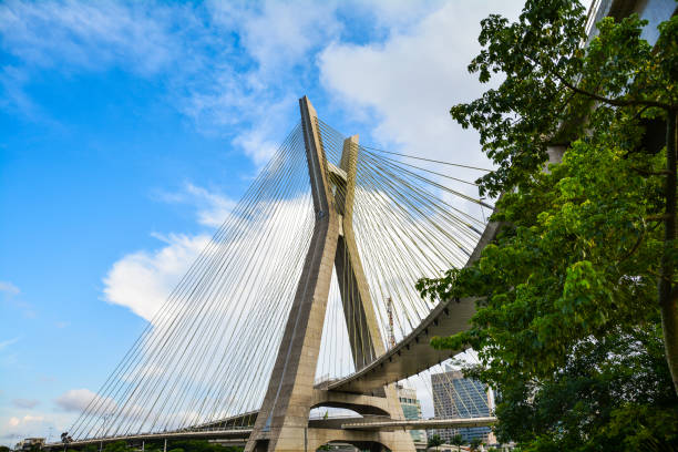 ponte octavio frias de oliveira, waren berühmte kabel brücke (ponte estaiada) in sao paulo, brasilien - schrägseilbrücke stock-fotos und bilder