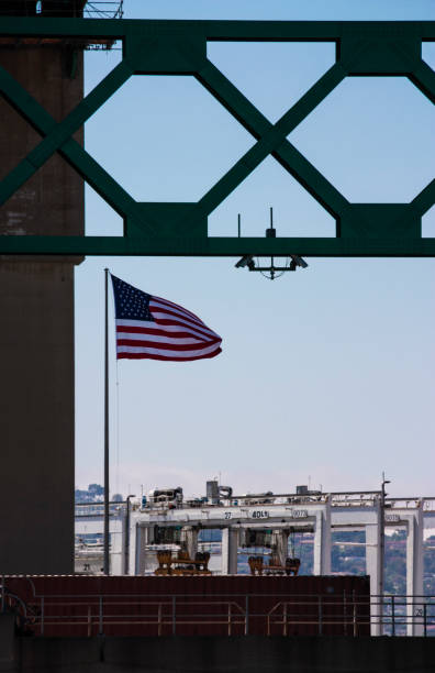 ヴィンセント トーマス橋の下にアメリカの国旗 - vincent thomas bridge ストックフォトと画像