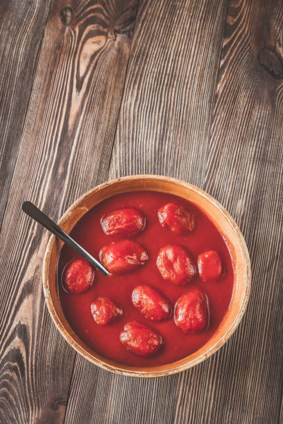 缶詰のトマトのボウル - san marzano tomato ストックフォトと画像