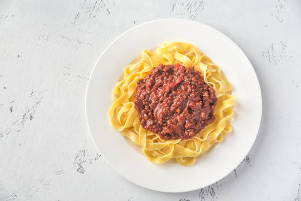 порция тальятелле с соусом болоньезе - dishware pasta tagliatelle beef стоковые фото и изображения