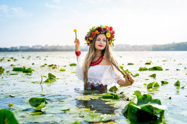 vacker flicka med näckros stående i vatten - blomkrona bildbanksfoton och bilder