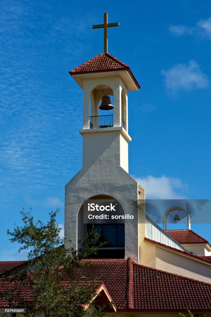 Campanario De La Iglesia Con Las Torres De Campana Foto de stock y más banco de imágenes de Nápoles - Florida - Nápoles - Florida, Campanario - Torre, Aire libre - iStock Campanario De La Iglesia Con Las Torres De Campana Foto de stock y más banco de imágenes de Nápoles - Florida - Nápoles - Florida, Campanario - Torre, Aire libre - iStock