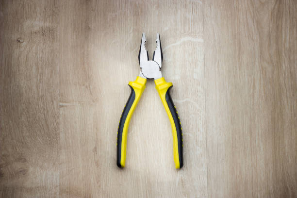 木製��のテーブルにワーク ショップでコンビネーションプライヤー - groove pliers ストックフォトと画像