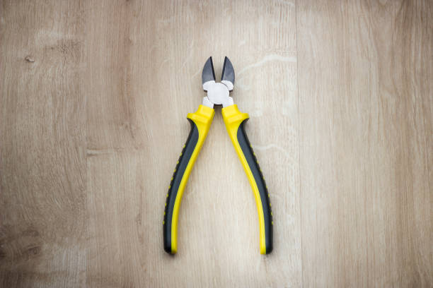 黄色のサイド カッターのトップ ビュー - groove pliers ストックフォトと画像