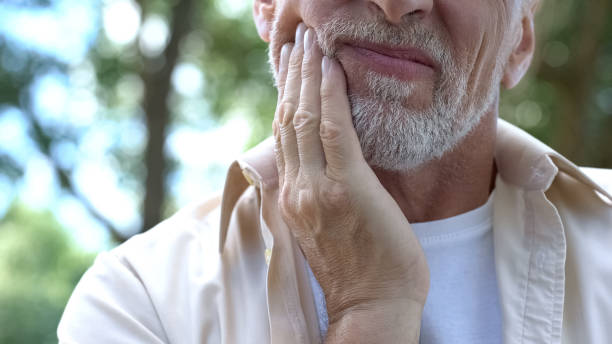 senior woman probleme mit zähnen, rahmenprogramm der zahnärztlichen prothetik - dentist pain human teeth toothache stock-fotos und bilder