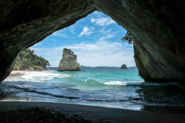 catedral cove, península de coromandel, nova zelândia - new zealand cathedral cove sea sand - fotografias e filmes do acervo