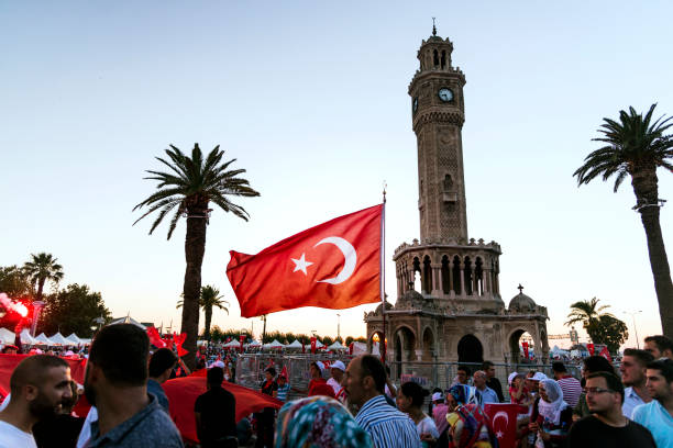 15 de julio día de la democracia en turquía izmir. personas con banderas turcas en konak cuadrados en izmir y frente a la histórica torre del reloj. - izmir turkey konak clock tower fotografías e imágenes de stock
