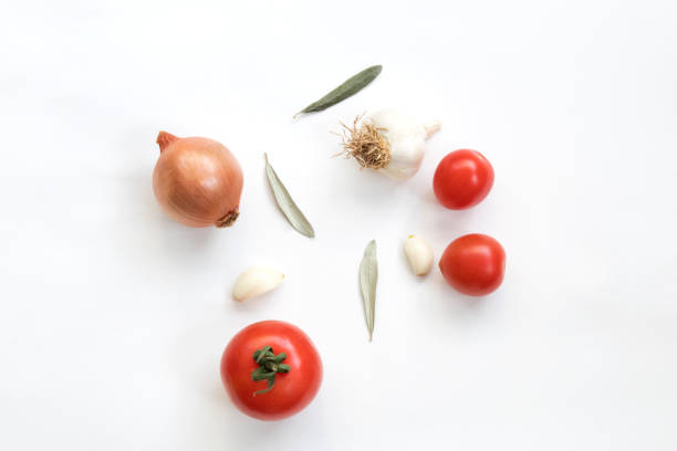 tomates ail et oignon isolé sur fond blanc. vue de dessus. - garlic freshness isolated vegetarian food photos et images de collection