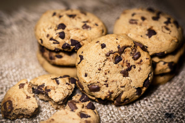 galletas de chispas de chocolate sobre fondo rústico - biscuit brown cake unhealthy eating fotografías e imágenes de stock