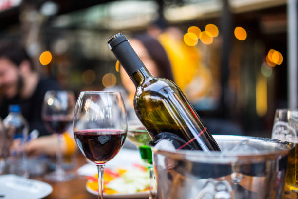 красное вино на молодых взрослых валентина дн�евной стол - wine bottle food wine restaurant стоковые фото и изображения