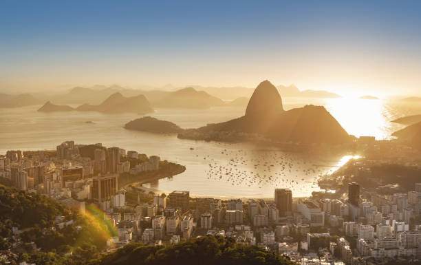 brasilien rio de janeiro zuckerhut mit guanabara-bucht bei sonnenaufgang - brazil rio de janeiro city sugarloaf mountain stock-fotos und bilder