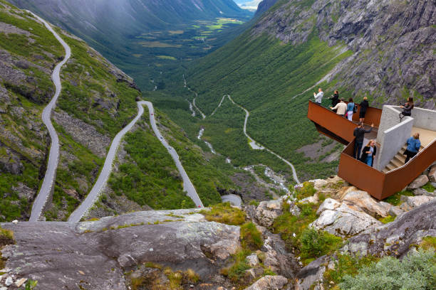 trollstigen, 노르웨이에 관측 갑판입니다. - norway snake mountain road man made 뉴스 사진 이미지