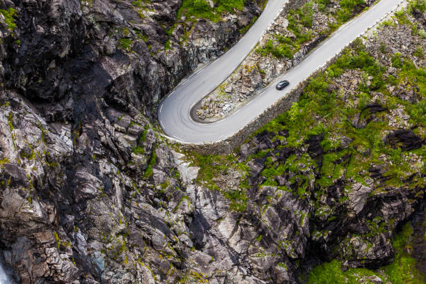 curva cerrada en trollstigen. - norway snake mountain road man made fotografías e imágenes de stock