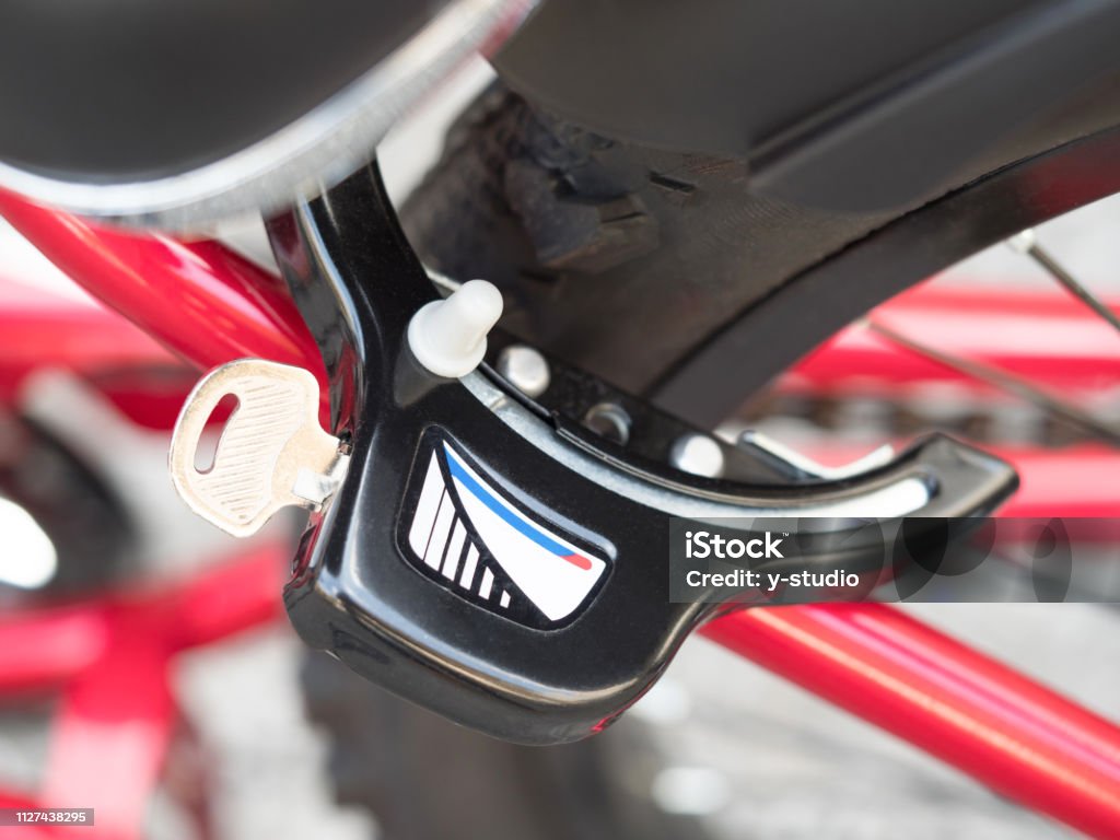 Als reactie op de Inheems Chaise longue Bicycle Ring Lock Stock Photo - Download Image Now - Bicycle, Cycling,  Elementary Student - iStock