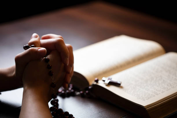 tło pojęcia religii. - rosary beads bible prayer beads catholicism zdjęcia i obrazy z banku zdjęć