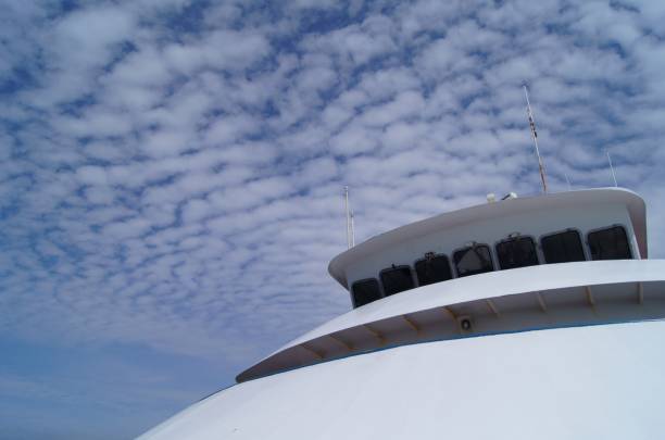 blick auf den bewölkten himmel und upper deck eines schiffes auf hoher see - recreational boat aspirations discovery yacht stock-fotos und bilder