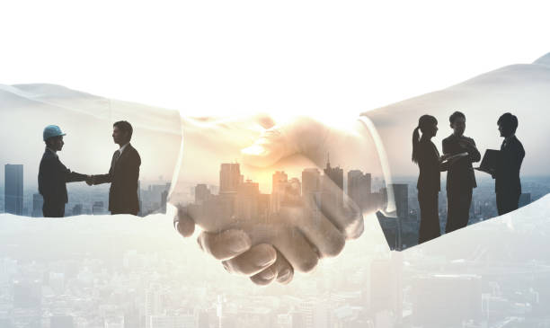 партнерство бизнес-концепции. - business person silhouette back lit discussion стоковые фото и изображения