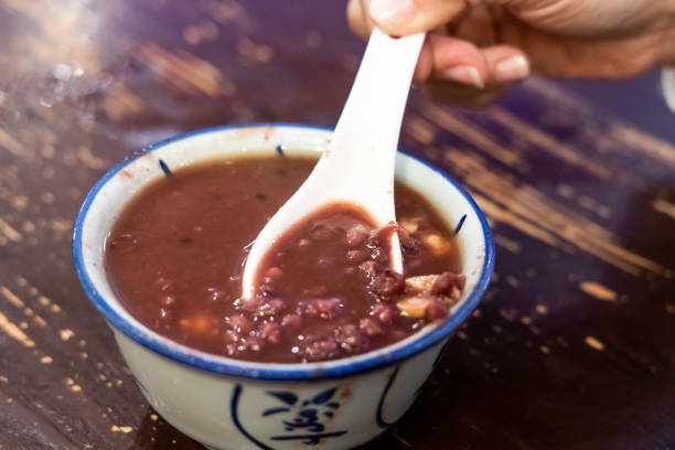 red bean or azuki sweet dessert soup with lotus seeds - adzuki bean imagens e fotografias de stock