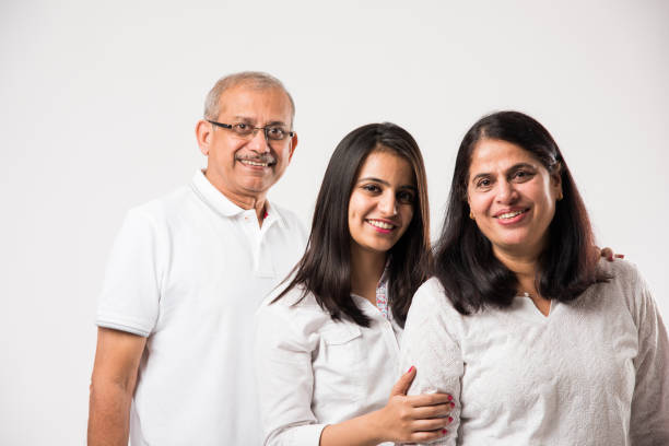 senior couple indien avec jeune fille adulte debout isolé sur fond blanc. mise au point sélective - grandmother child grandparent isolated photos et images de collection