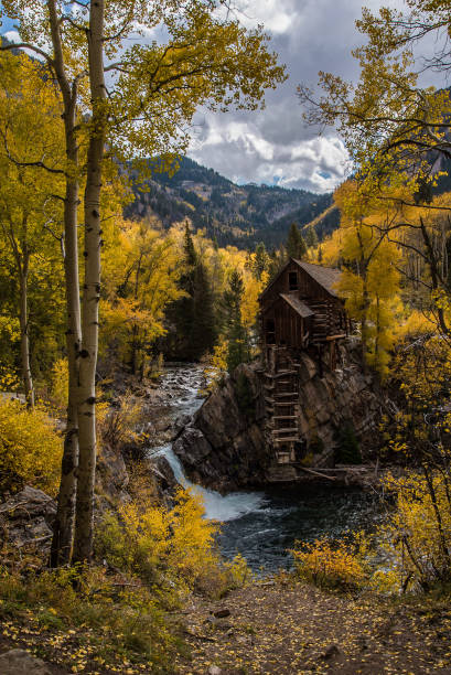 antiguo molino en otoño - crystal fotografías e imágenes de stock