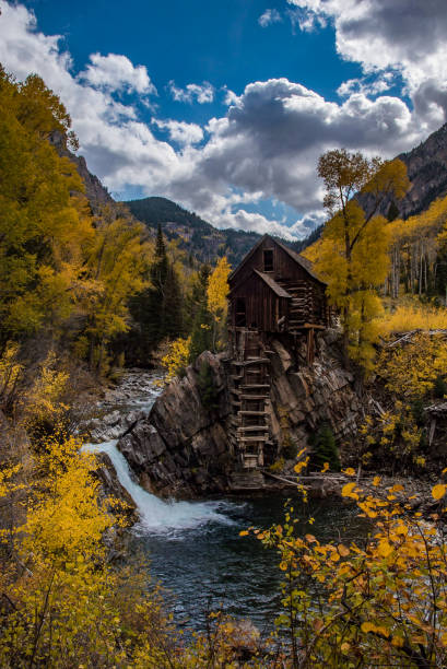 antiguo molino en otoño - crystal fotografías e imágenes de stock