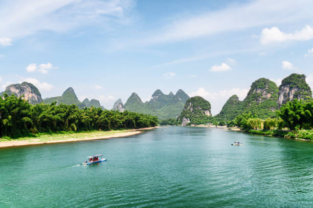 vue imprenable sur la rivière li avec de l’eau bleu azur, chine - yangshou photos et images de collection