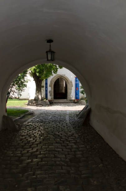 pátio da igreja fortificada de prejmer, roménia - prejmer fortress - fotografias e filmes do acervo